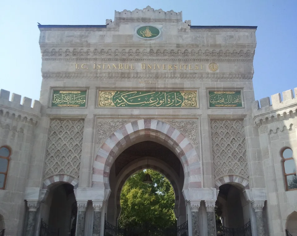 İstanbul Üniversitesi'nin Beyazıt'taki ana kapısı