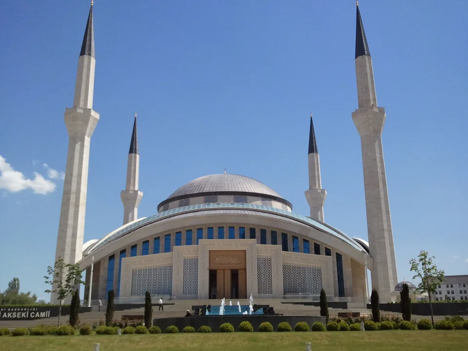Dört minareli, kubbeli büyük bir cami