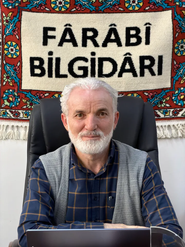 Prof. Dr. Salih Aydın çalışma masasında